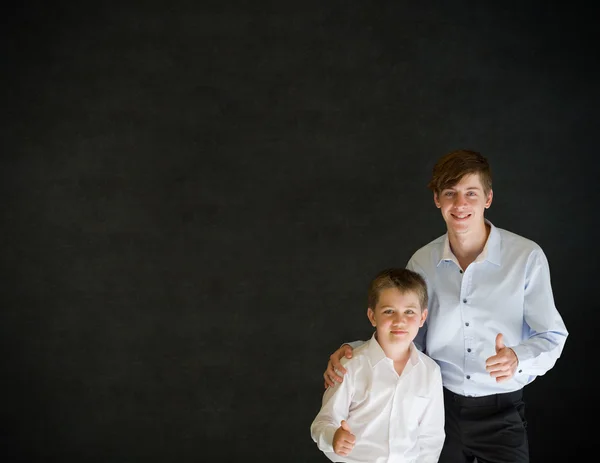 Tummen upp affärsman och pojke på blackboard bakgrund — Stockfoto