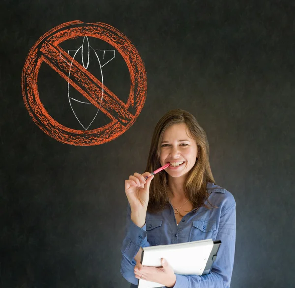 Keine kriegspazifistische Geschäftsfrau, Studentin, Lehrerin oder Politikerin auf Tafel-Hintergrund — Stockfoto