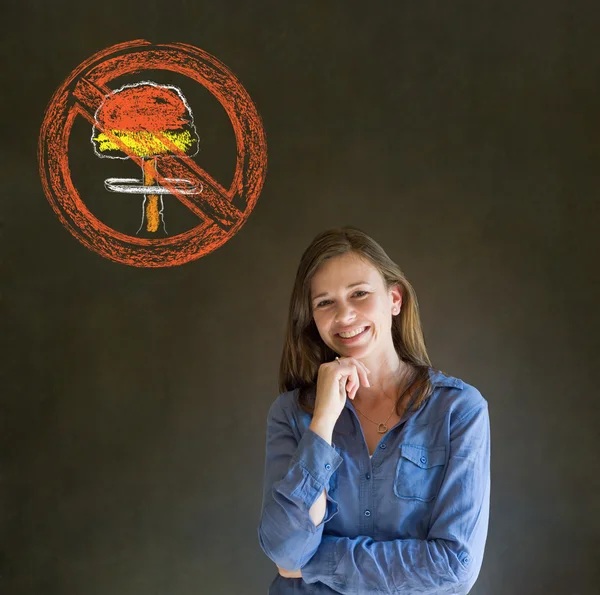 Geen enkele nucleaire oorlog pacifist zakenvrouw, student, leraar of politicus op blackboard achtergrond — Stockfoto