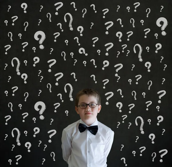 Σκέψη αγόρι ντυμένος ως άνθρωπος των επιχειρήσεων με κιμωλία ερωτηματικά — Φωτογραφία Αρχείου