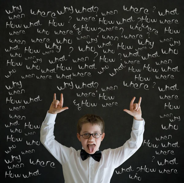 Educação rochas menino vestido como homem de negócios com perguntas giz — Fotografia de Stock