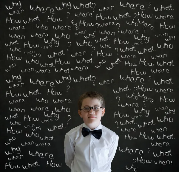 Pensando menino vestido como homem de negócios com perguntas giz — Fotografia de Stock