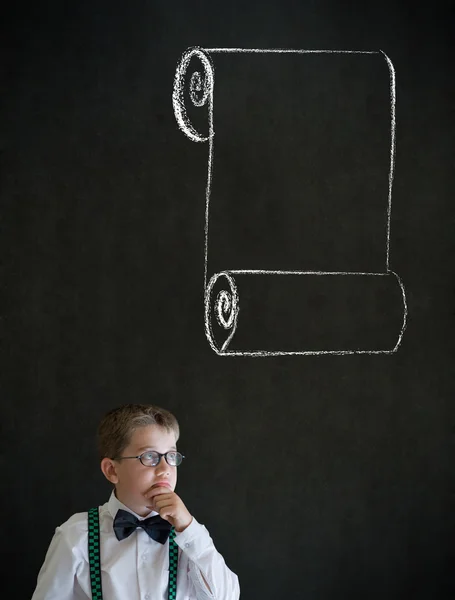 Denkender Junge verkleidet als Geschäftsmann mit Kreidekarte — Stockfoto