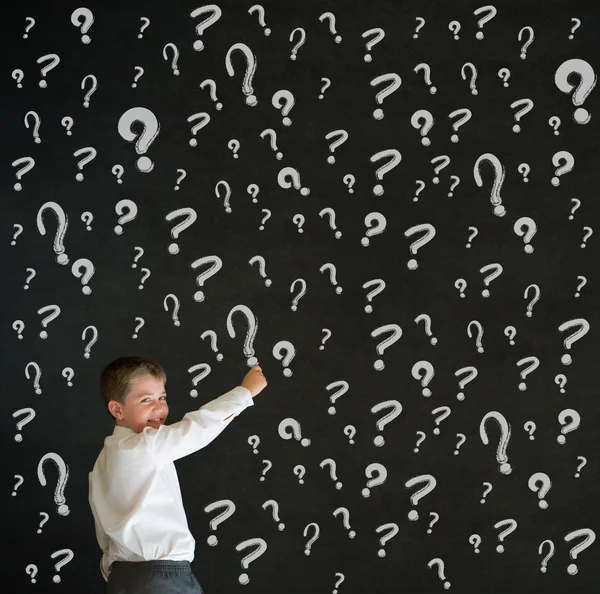 Γράφοντας αγόρι ντυμένος ως άνθρωπος των επιχειρήσεων με τα σημάδια της κιμωλίας ερωτήσεις — Φωτογραφία Αρχείου