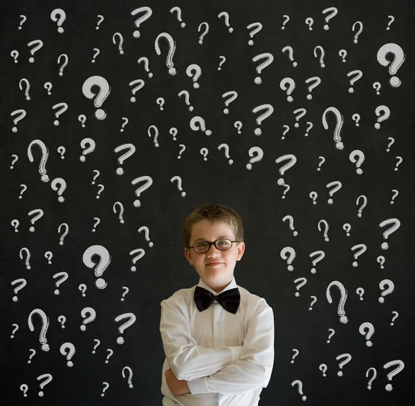 Pensando chico disfrazado de hombre de negocios con signos de preguntas tiza — Foto de Stock