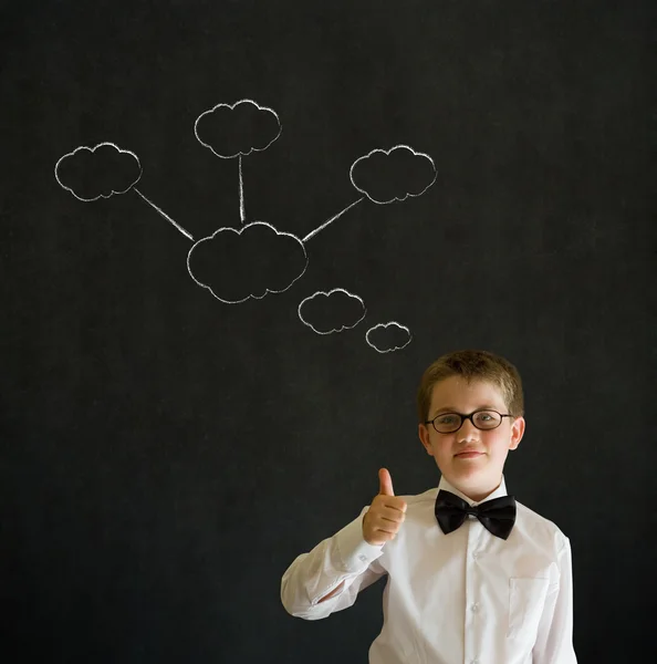 Мальчик с большими пальцами, одетый как бизнесмен со стратегическими мысленными мел облака — стоковое фото
