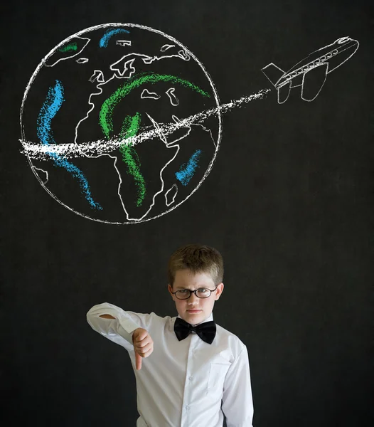 Pollici giù ragazzo vestito da uomo d'affari con gesso globo jet — Foto Stock