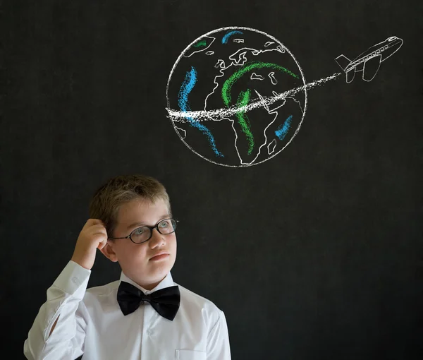 Scratching cabeça pensando menino vestido como homem de negócios com giz globo jet — Fotografia de Stock