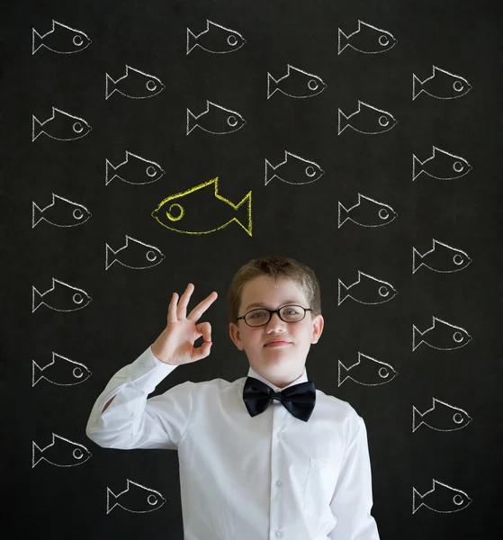 Tutto ok ragazzo vestito da uomo d'affari con il pensiero indipendente pesce gesso — Foto Stock