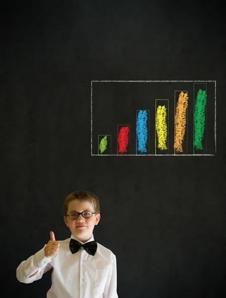 Пальцы вверх мальчик бизнесмен с мелом график или диаграмма — стоковое фото