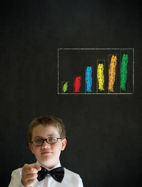 Образование нужно, чтобы вы думали мальчик бизнесмен с мелом график или диаграмма — стоковое фото