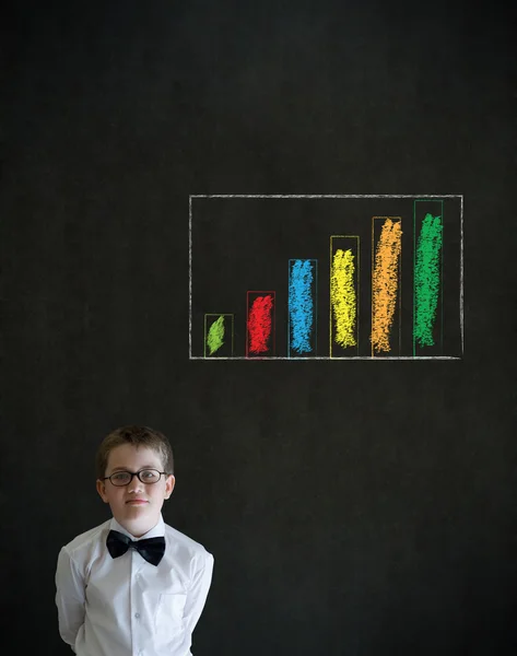 Tänkande pojke affärsman med krita graf eller diagram — Stockfoto