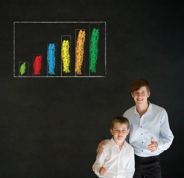 Pulgares hacia arriba chico hombre de negocios y maestro con gráfico de tiza o gráfico — Foto de Stock