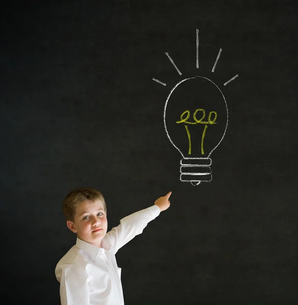 Puntando ragazzo uomo d'affari con brillante idea gesso lampadina — Foto Stock