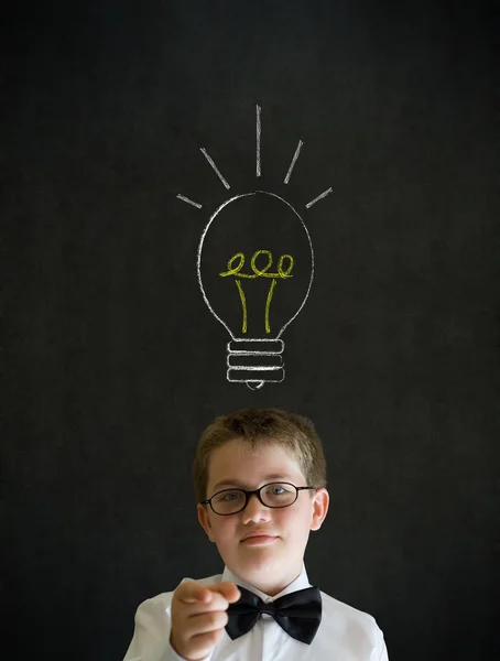L'éducation a besoin que vous pensiez homme d'affaires garçon avec une idée brillante ampoule de craie — Photo