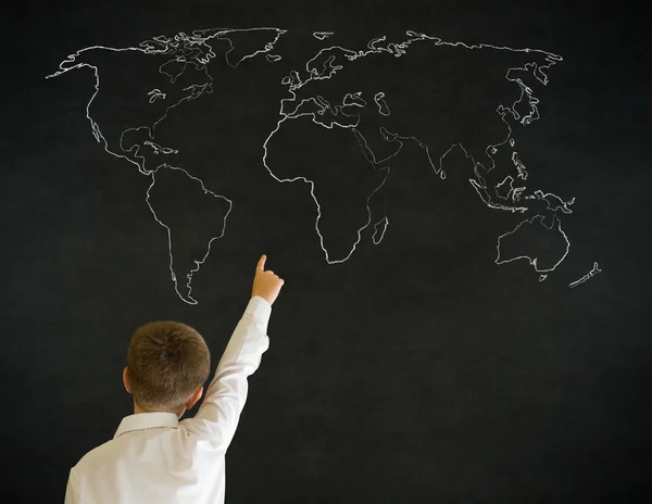 手上用粉笔地理世界地图的男孩商务人的答案 — 图库照片