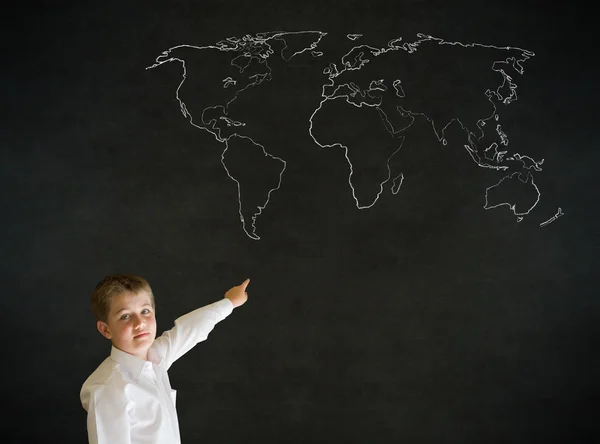 Κατάδειξης αγόρι άνθρωπος των επιχειρήσεων με κιμωλία γεωγραφία παγκόσμιο χάρτη — Φωτογραφία Αρχείου