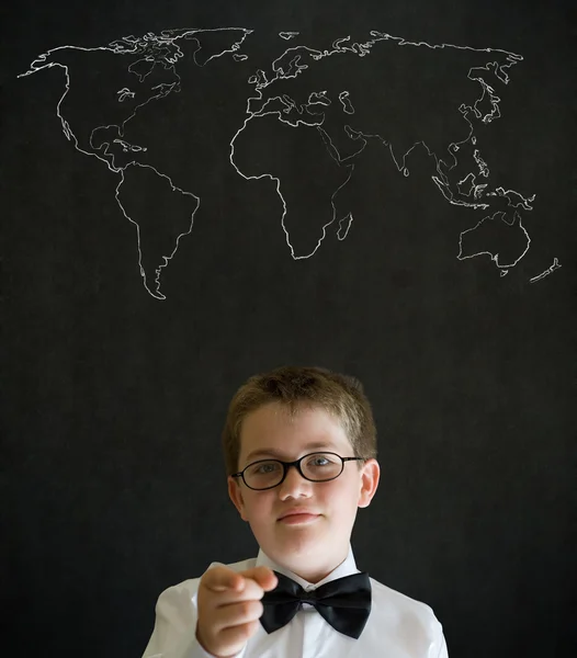 Δευτικές ανάγκες σας σκέψης αγόρι άνθρωπος των επιχειρήσεων με κιμωλία γεωγραφία παγκόσμιο χάρτη — Φωτογραφία Αρχείου