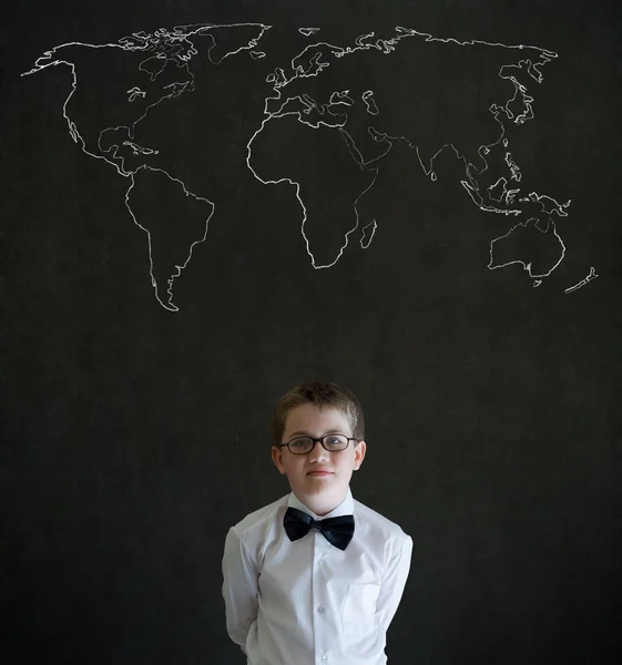 Ragazzo pensante uomo d'affari con gesso geografia mappa del mondo — Foto Stock