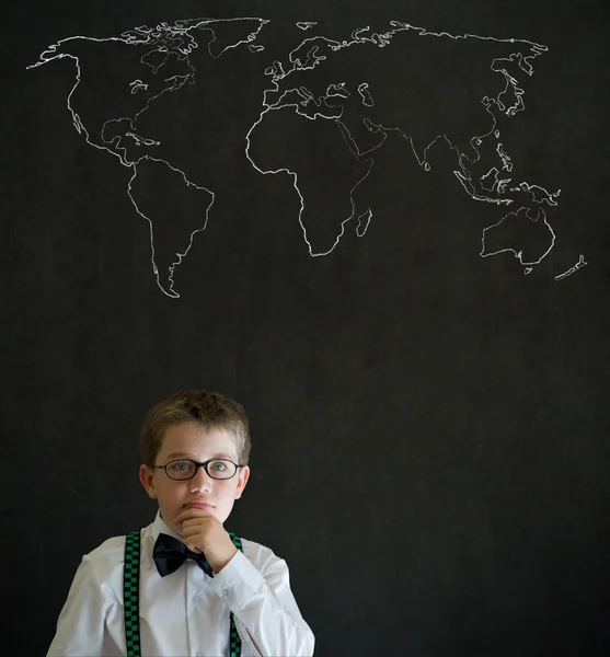 Ragazzo pensante uomo d'affari con gesso geografia mappa del mondo — Foto Stock