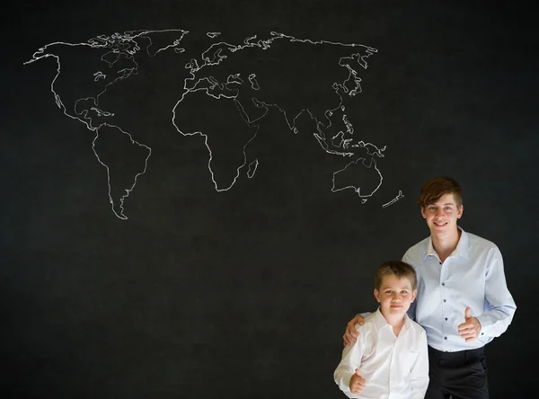 Pulgares arriba chico hombre de negocios y maestro con tiza geografía mapa del mundo —  Fotos de Stock