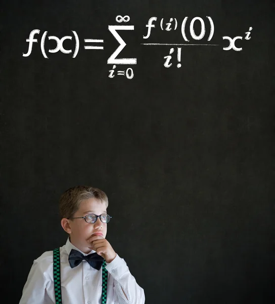 Мыслящий мальчик-бизнесмен с уравнением математики — стоковое фото