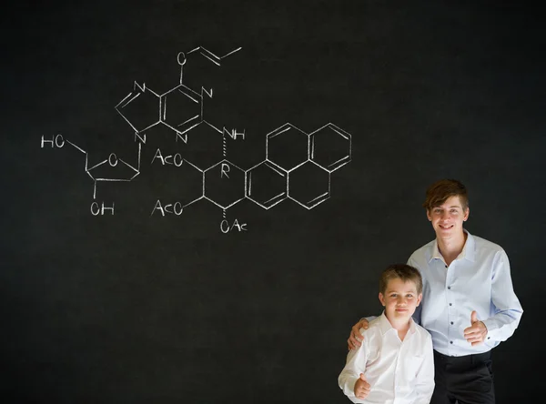 Başparmak yukarıya çocuk iş adamı ve bilim kimya formülü ile öğretmen — Stok fotoğraf