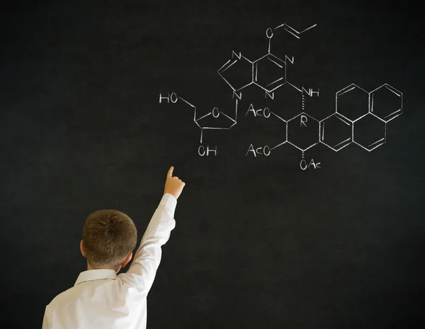 Рука вверх мальчик ответ бизнесмен с формулой химии науки — стоковое фото