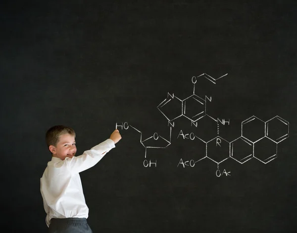 Писать мальчик-бизнесмен с формулой химии науки — стоковое фото