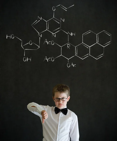 Большой палец вниз мальчик бизнесмен с формулой химии науки — стоковое фото