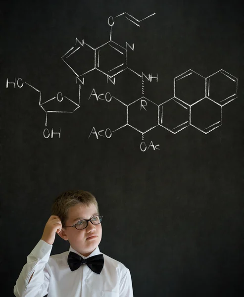 Scratching cabeça pensando menino homem de negócios com fórmula química da ciência — Fotografia de Stock