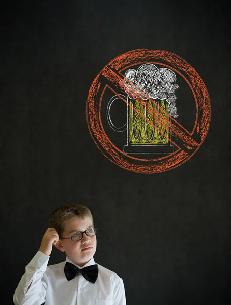 Skrapa huvudet tänkande pojke affärsman med ingen öl alkohol tecken symbol — Stockfoto