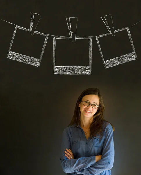 Femme d'affaires, enseignant ou étudiant avec des photos de style craie polaroïd fond tableau noir — Photo