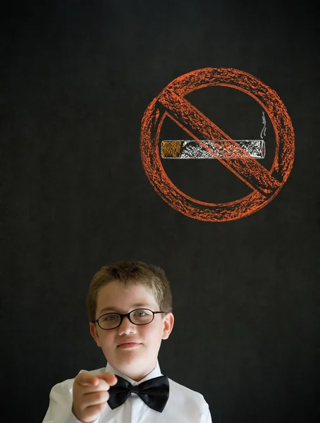 Utbildning behöver du tänka pojke affärsman med krita rökning förbjuden-skylt — Stockfoto