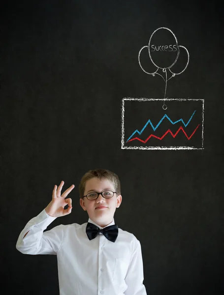 Όλα εντάξει άνθρωπος των επιχειρήσεων με κιμωλία επιτυχία γράφημα και μπαλόνι αγόρι — Φωτογραφία Αρχείου