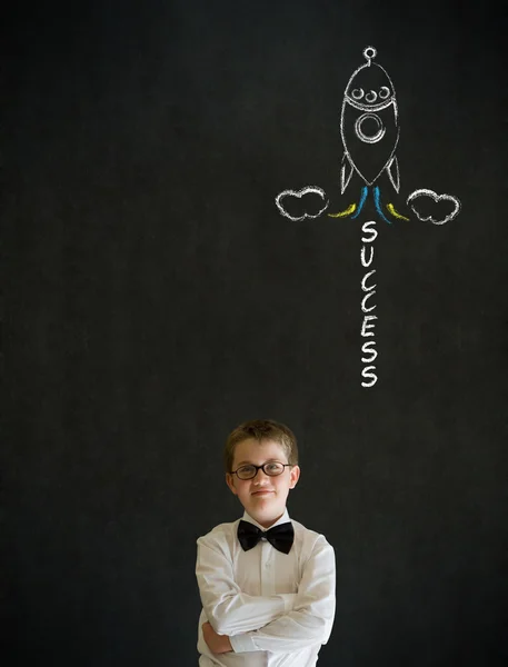 Tänkande pojke affärsman med krita framgång raket — Stockfoto