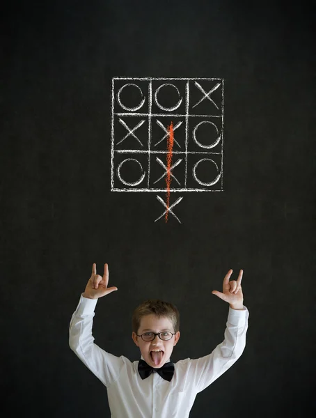 Wissen rockt Jungen Geschäftsmann mit Denken von der Stange Tic Tac Toe Konzept — Stockfoto