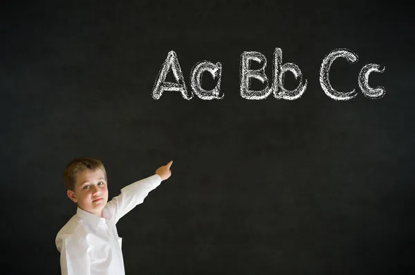 Wskazując biznesmen chłopiec z nauki języka angielskiego alfabetu — Zdjęcie stockowe