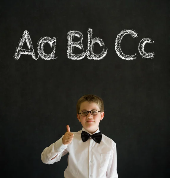 Daumen hoch Junge Geschäftsmann mit Englisch-Alphabet lernen — Stockfoto