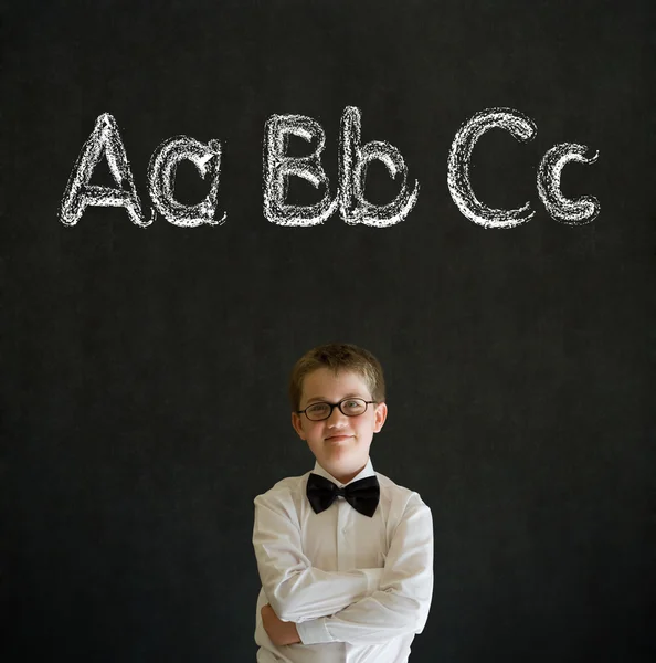 Pensando menino homem de negócios com aprender alfabeto de língua inglesa — Fotografia de Stock