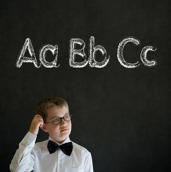 Skrapa huvudet tänkande pojke affärsman med lär dig engelska alfabetet — Stockfoto