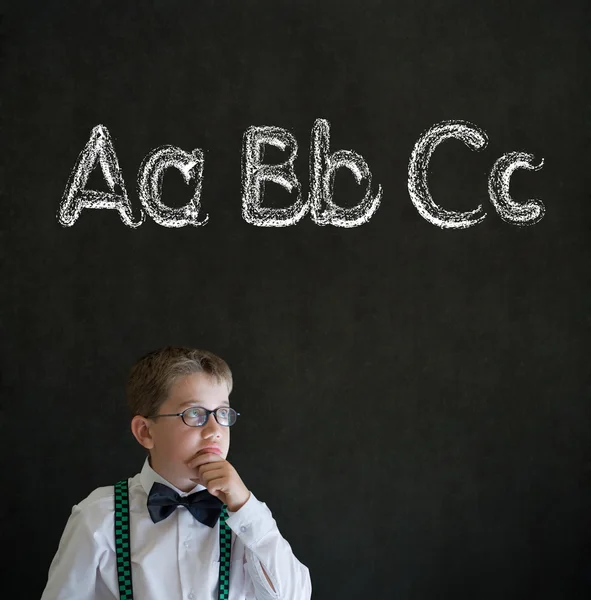 Denkender Junge Geschäftsmann mit erlerntem englischen Alphabet — Stockfoto