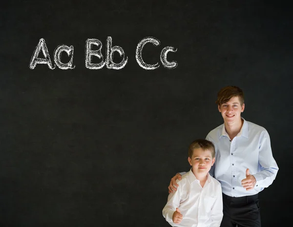 Kciuki w górze chłopiec człowiek biznesu i nauczyciel z nauki języka angielskiego alfabetu — Zdjęcie stockowe
