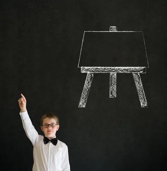 Hand nach oben Antwort Junge Geschäftsmann mit lernen Kunst Kreidestaffelei — Stockfoto