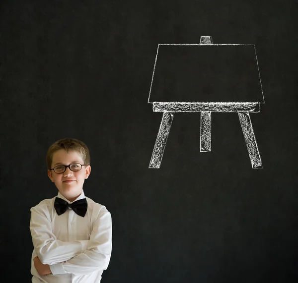 Pensando menino homem de negócios com aprender arte giz cavalete — Fotografia de Stock