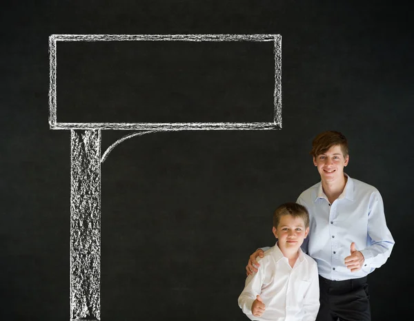 Tummen upp pojken affärsman och lärare med krita reklam Vägmärke — Stockfoto