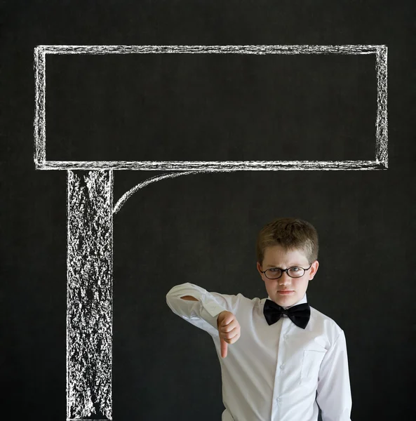 親指ダウン チョーク道路広告看板を持つ少年ビジネス男 — ストック写真