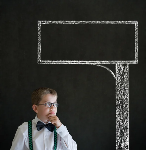 Ragazzo pensante uomo d'affari con segno di pubblicità stradale in gesso — Foto Stock