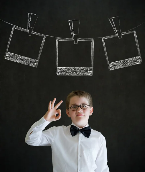 Alle ok jongen zakenman met hangende instant foto foto op kleding lijn — Stockfoto