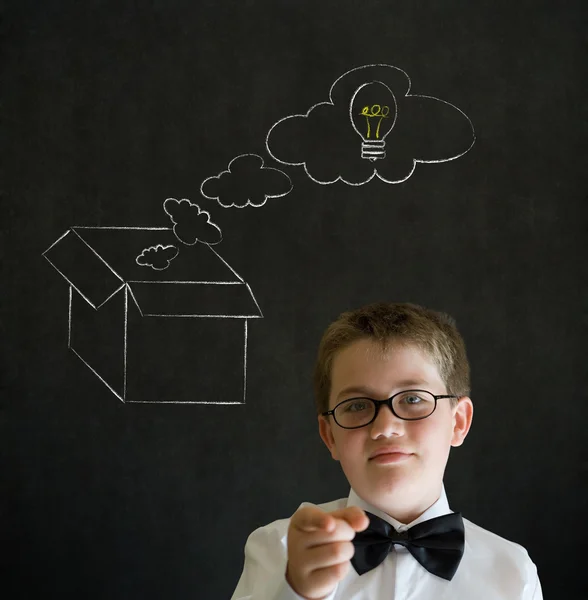 Utbildning behöver du tänka pojke affärsman med att tänka ut begreppet box — Stockfoto